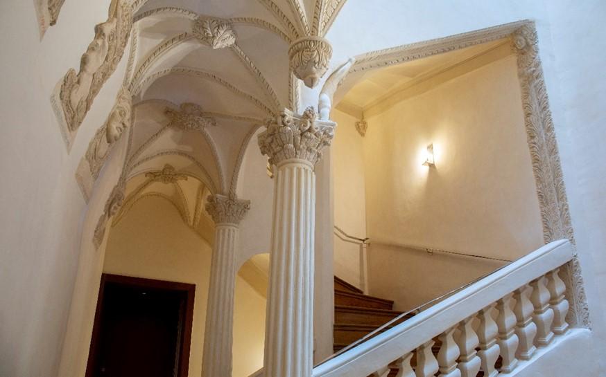 Grand escalier en Gypserie
